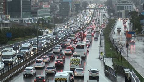 İstanbulda yağış etkisi Trafik yoğunluğu yüzde 85e ulaştı